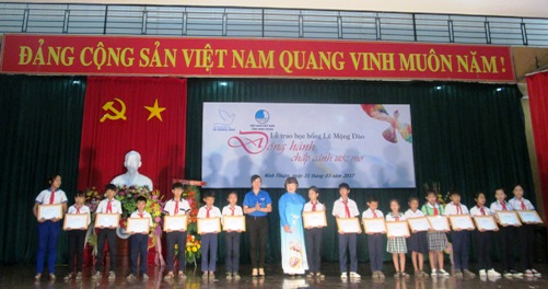Đồng chí Phạm Thị Thanh Hường, Phó Bí thư Tỉnh Đoàn và đại diện Quỹ Hỗ trợ giáo dục Lê Mộng Đào trao học bổng cho các em khối Tiểu học